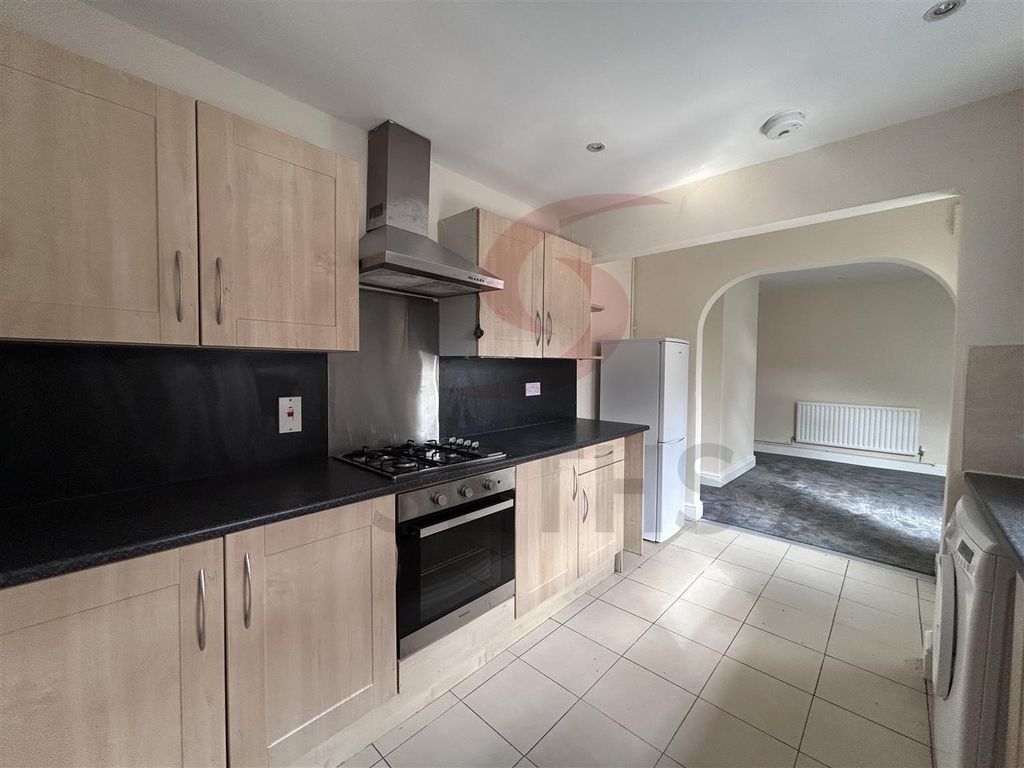 Property photo 3 of 8 Kitchen