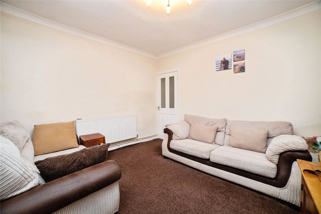 Property photo 3 of 20 Lounge