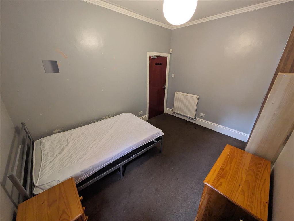 Property photo 3 of 10 Bedroom 1