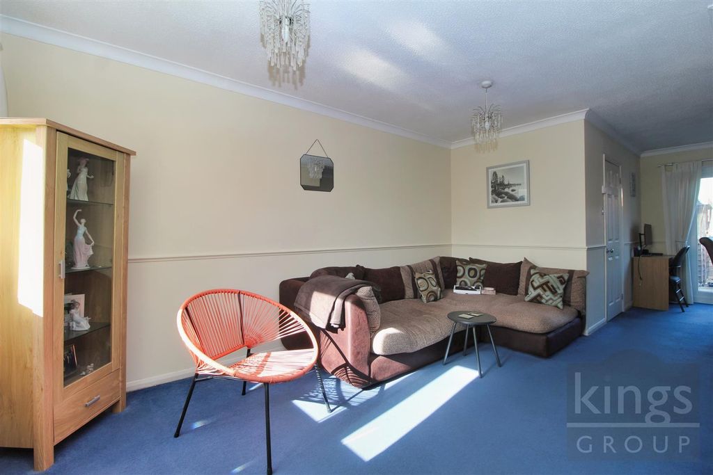 Property photo 3 of 10 Lounge