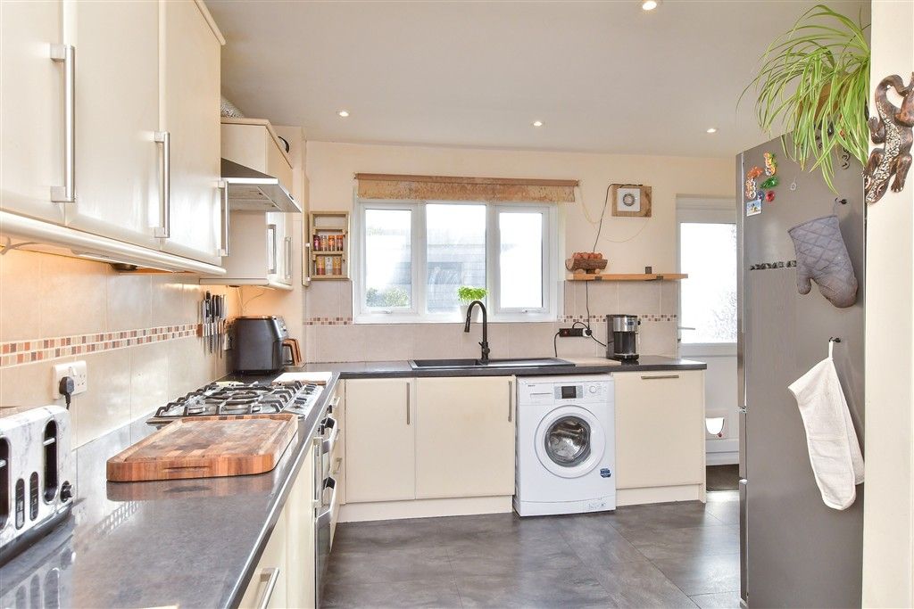 Property photo 2 of 11 Kitchen