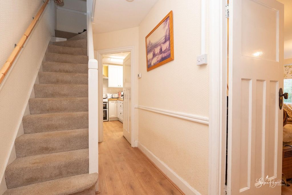 Property photo 3 of 23 Entrance Hall