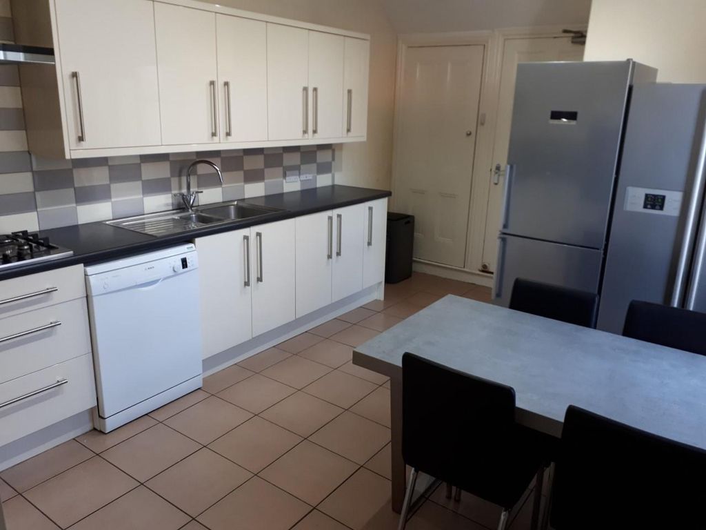 Property photo 2 of 5 26 Lyndhurst Kitchen 2 2020.Jpg