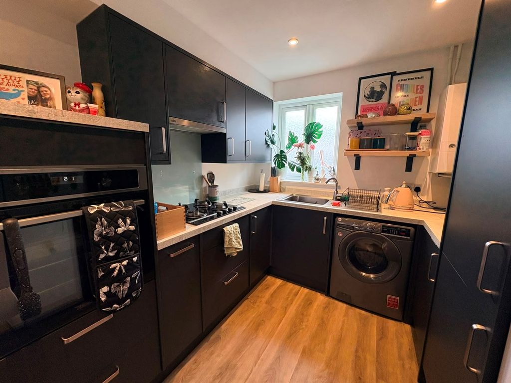 Property photo 2 of 8 Kitchen