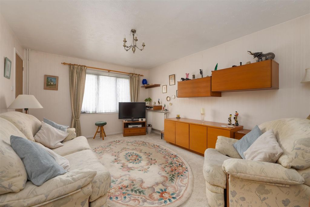 Property photo 2 of 11 The Meadows, Herne Bay