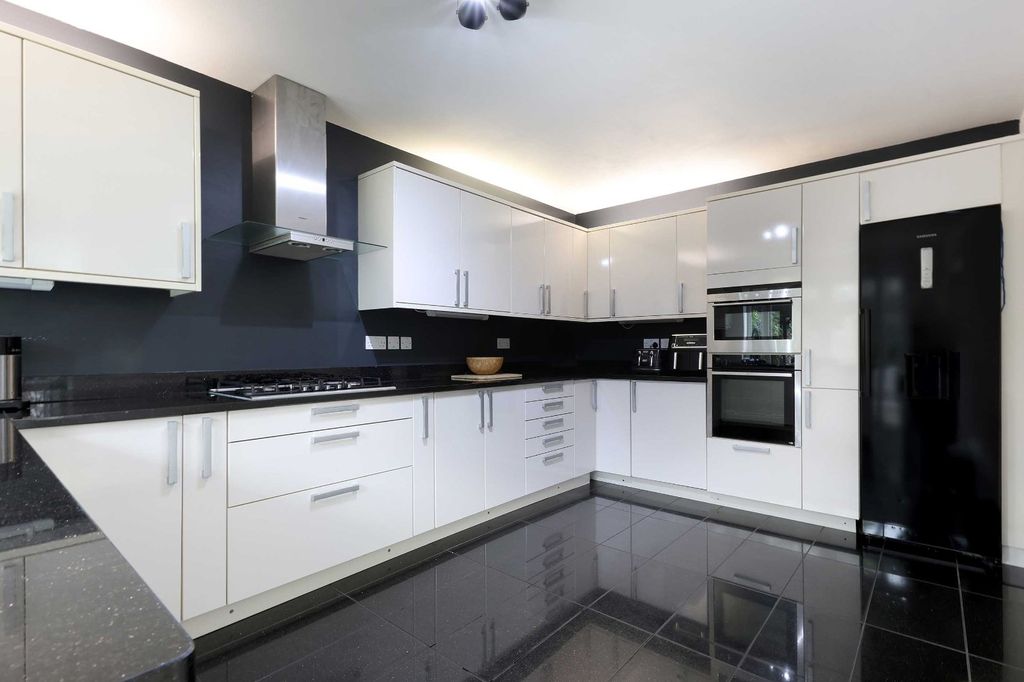Additional image 7 of 6 bed detached house for saleSeeleys Close, Beaconsfield, Buckinghamshire HP9