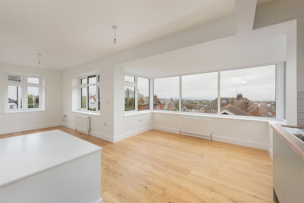 Property photo 1 of 15 Gloucester Road, Tankerton, Whitstable