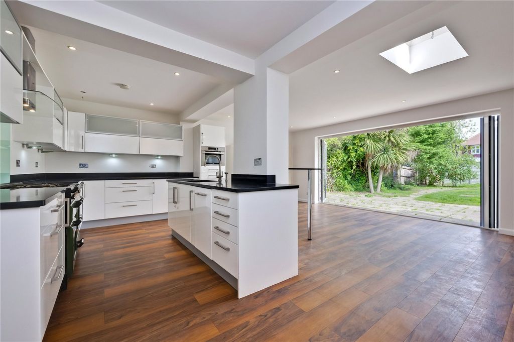 Property photo 2 of 7 Picture No. 24