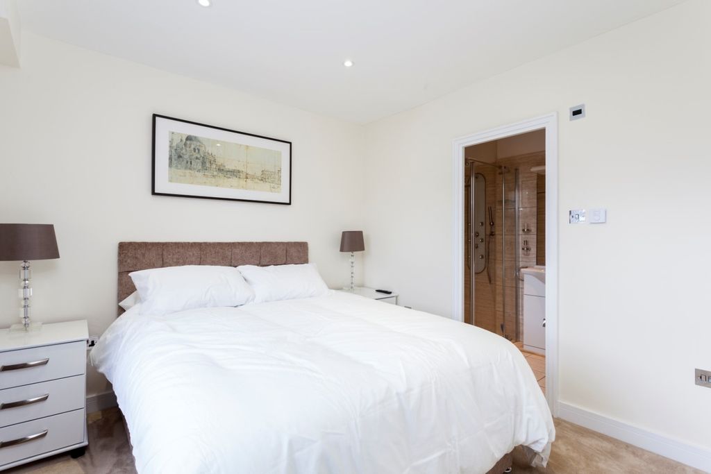 Property photo 3 of 5 Bedroom (Large)