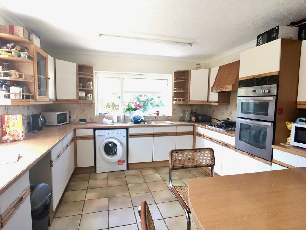Property photo 2 of 10 Kitchen