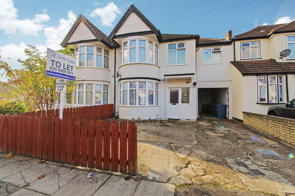 Property photo 1 of 11 One Bedroom 1st Floor Flat To Rent