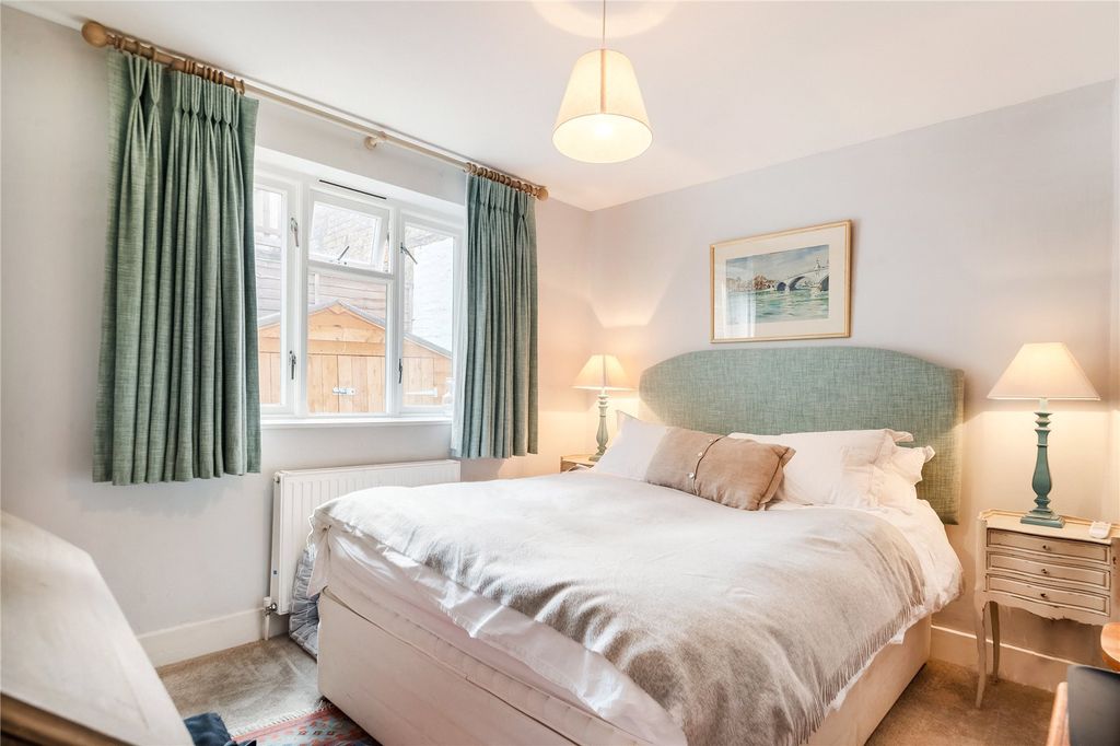 Property photo 3 of 10 Bedroom