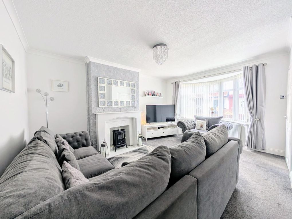 Property photo 2 of 20 Lounge