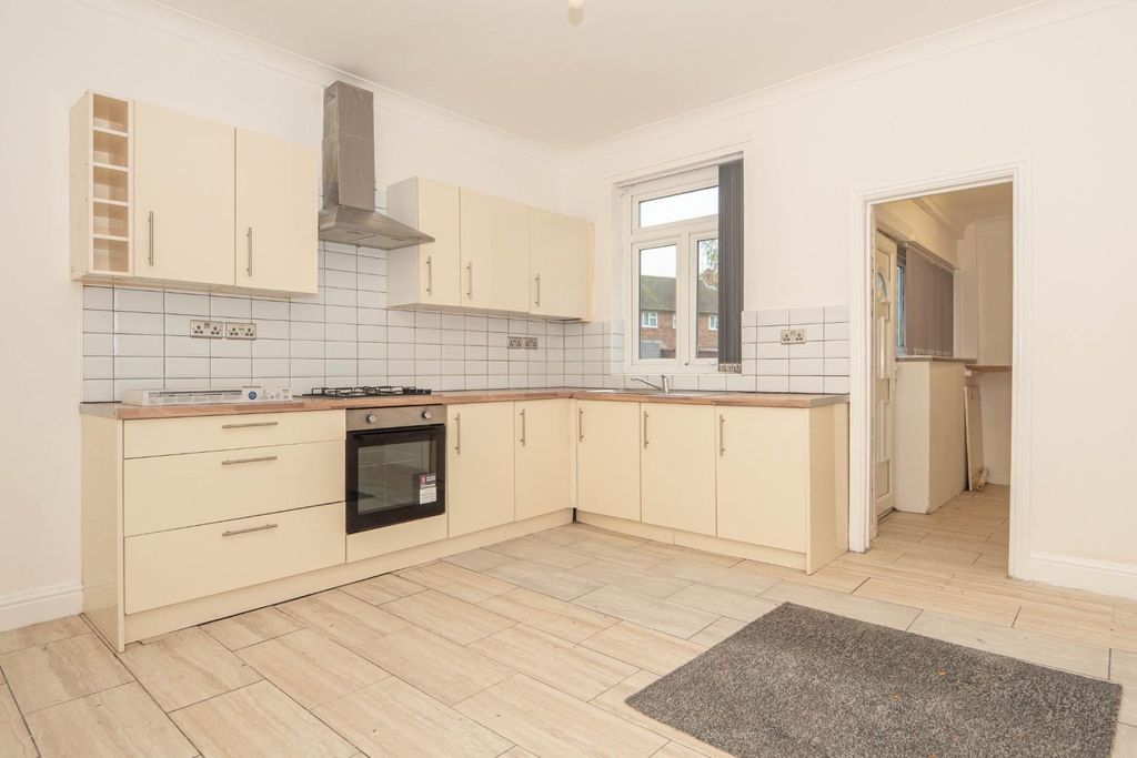 Property photo 3 of 18 Kitchen