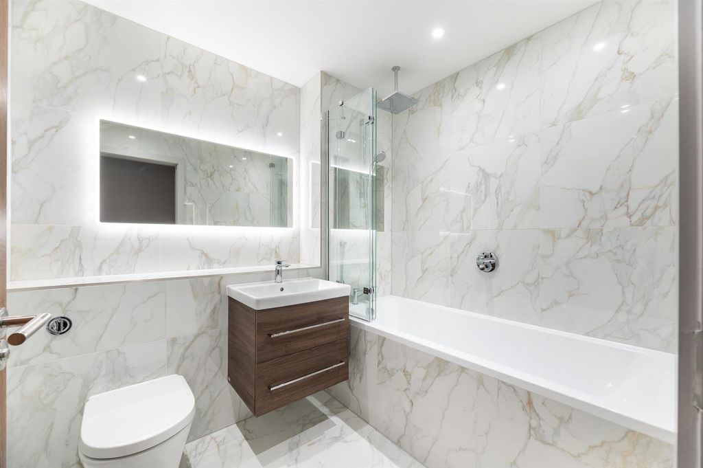 Property photo 3 of 22 Main Bathroom