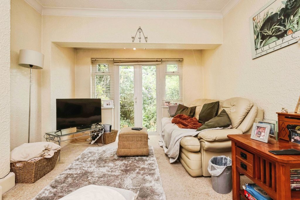 Property photo 2 of 17 Lounge