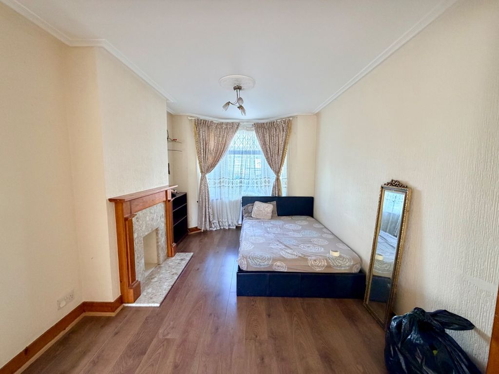 Property photo 3 of 10 5105943