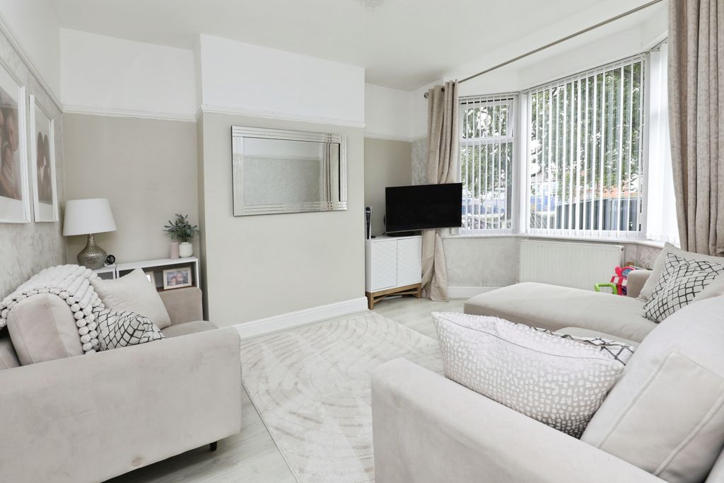 Property photo 3 of 16 Lounge