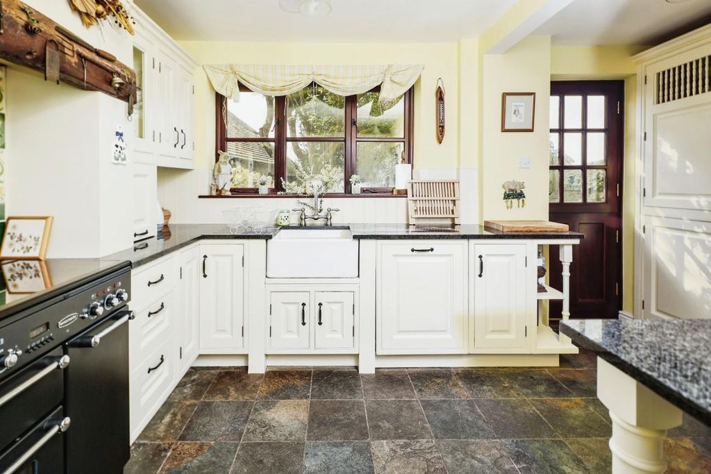 Property photo 2 of 19 Springcottage-23.Jpg