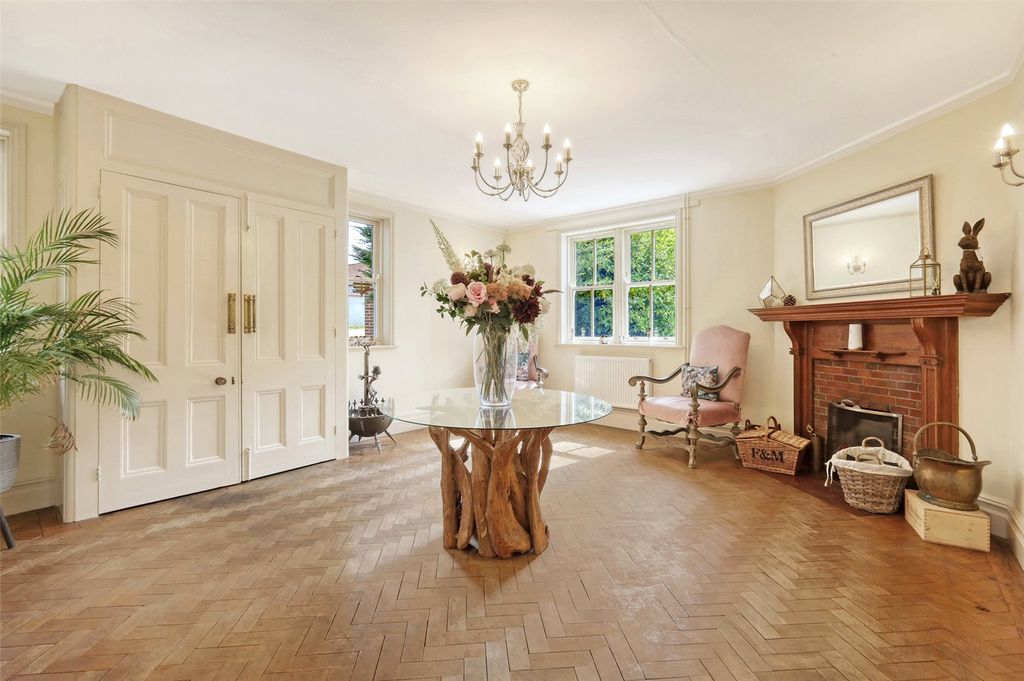 Property photo 3 of 25 Entrance Hall