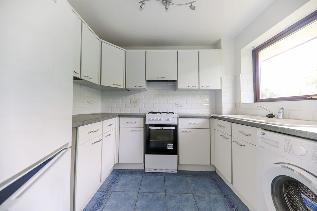 Property photo 3 of 11 Kitchen