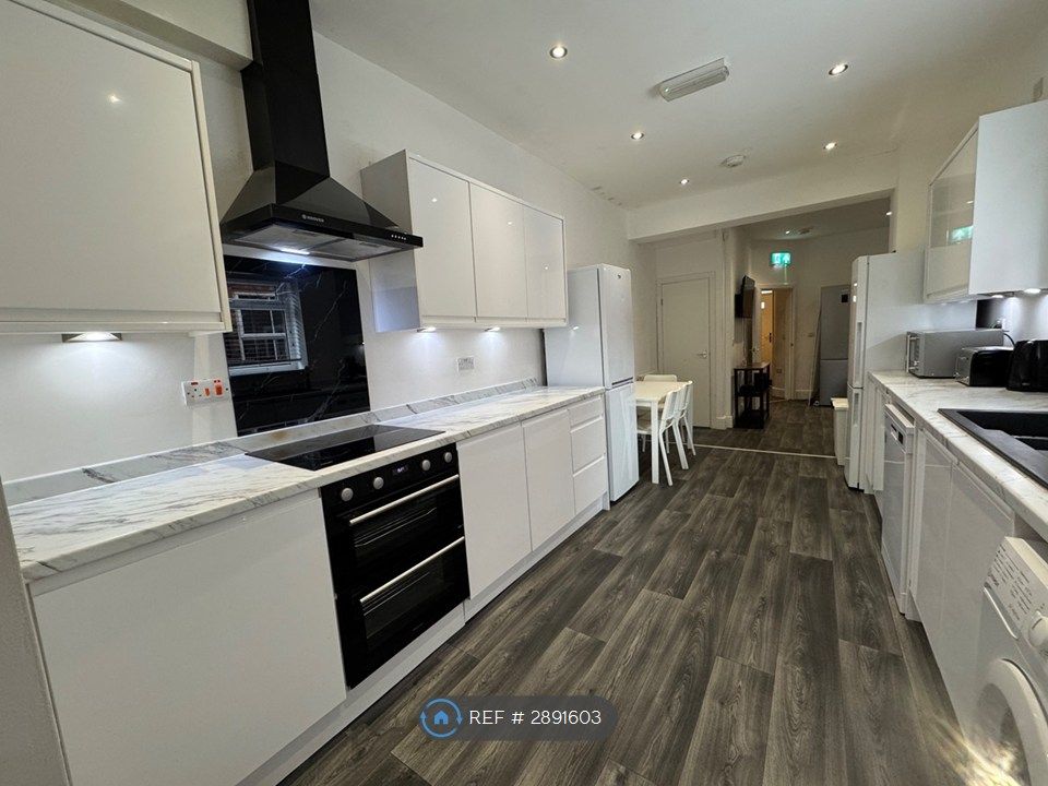 Property photo 1 of 10 Kitchen