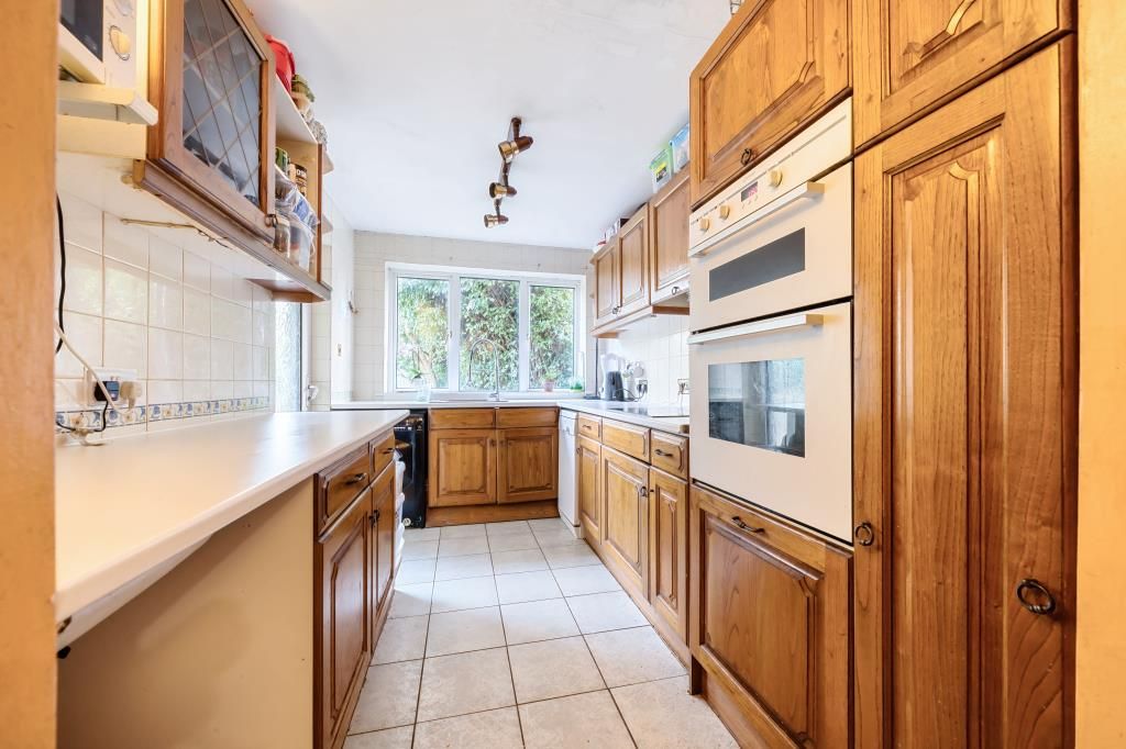 Property photo 3 of 11 Kitchen