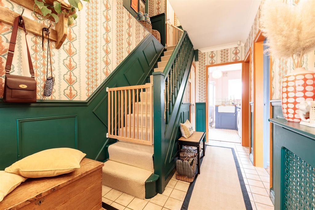 Property photo 3 of 17 Entrance Hall.Jpg