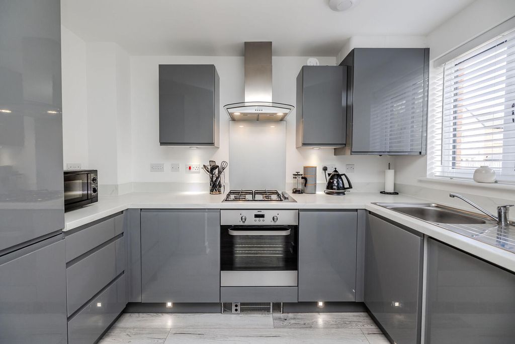 Property photo 3 of 18 Kitchen