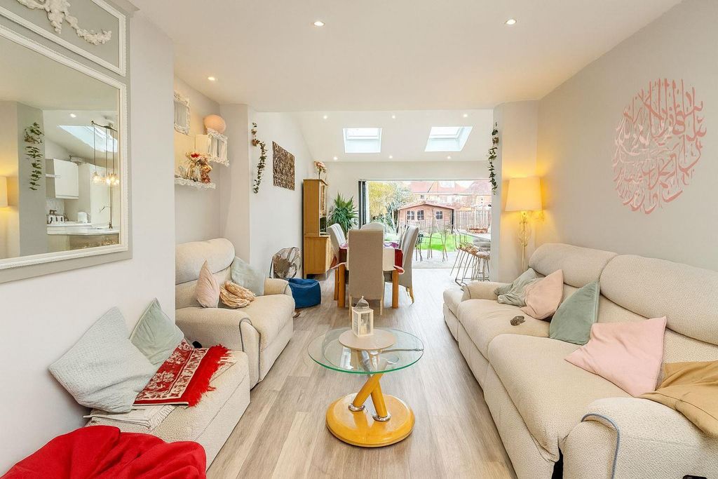 Property photo 1 of 18 Living Room