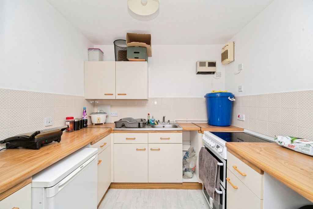 Property photo 3 of 9 Kitchen