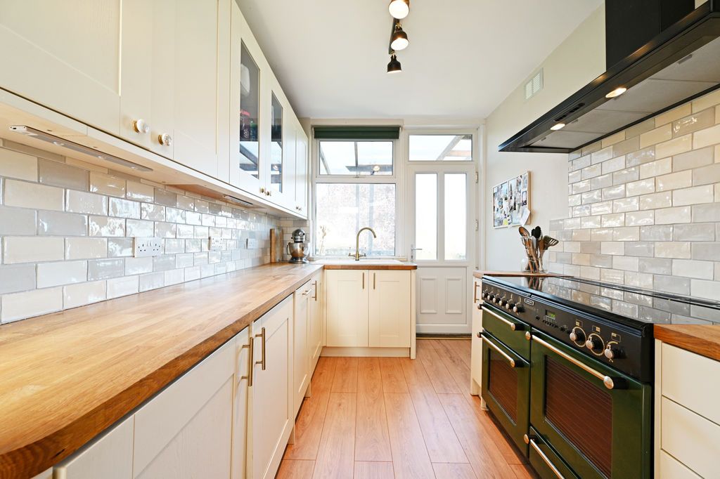 Property photo 3 of 27 Kitchen