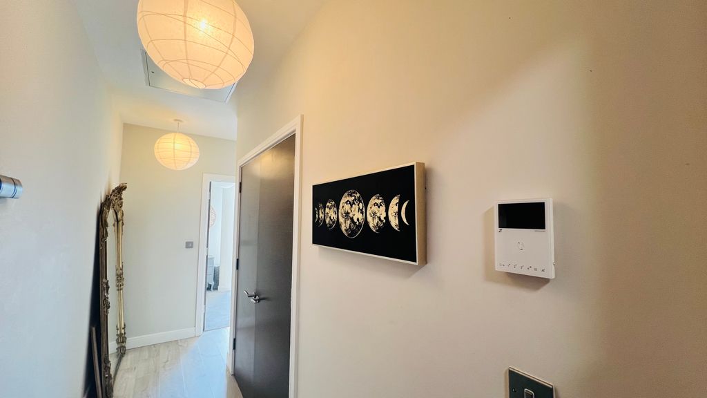Property photo 2 of 10 Hallway