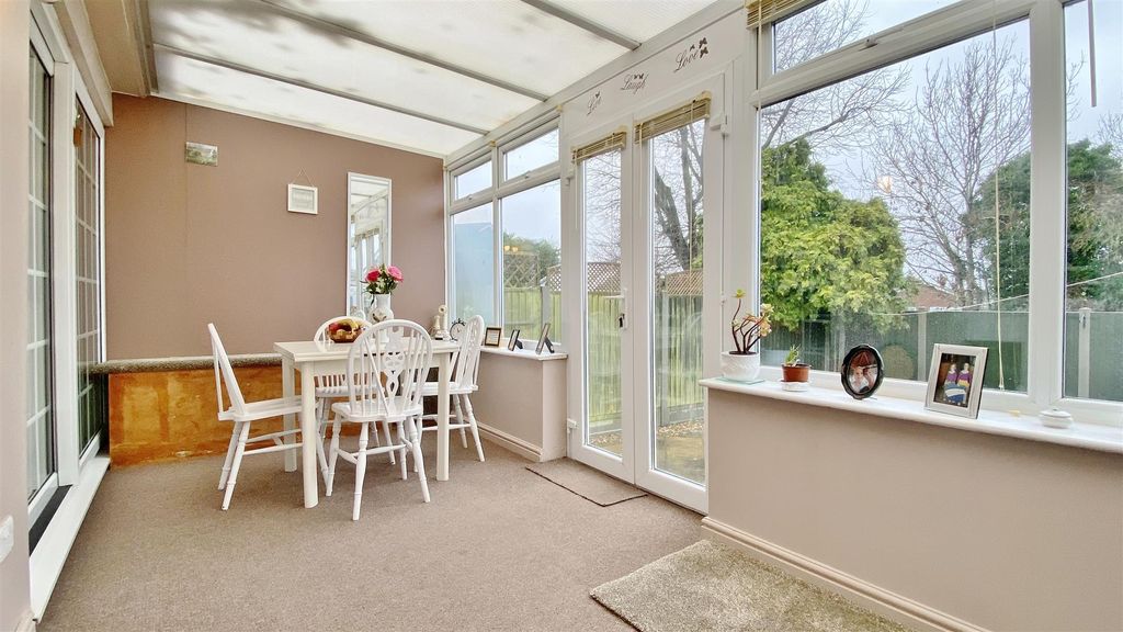 Property photo 2 of 18 Conservatory