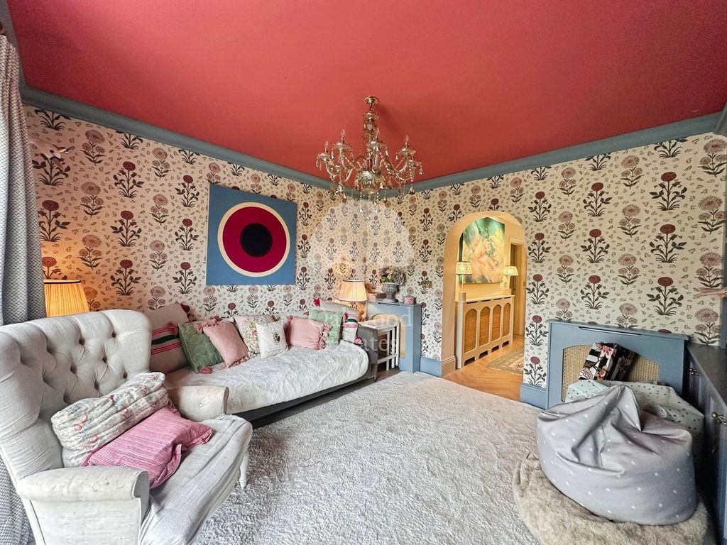 Property photo 3 of 25 Snug