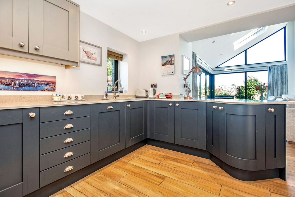 Property photo 3 of 36