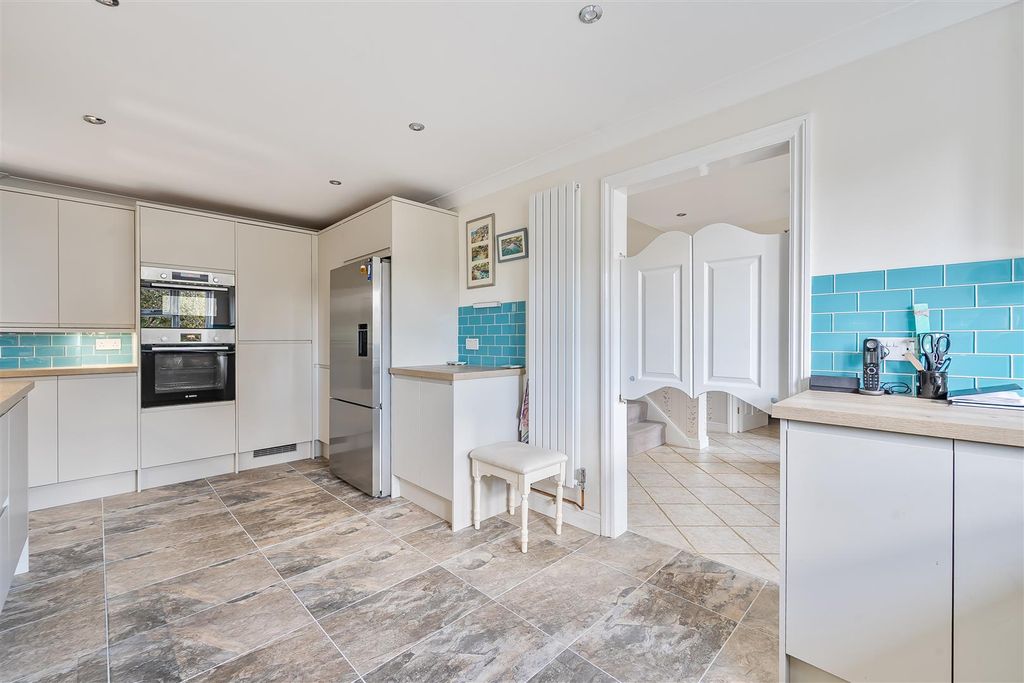 Property photo 3 of 24 1371604-17-68F7Acd125575-Arw .Jpg