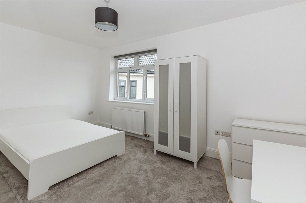 Property photo 3 of 7 A Spacious And Bright Double Bedroom Featuring Mod...