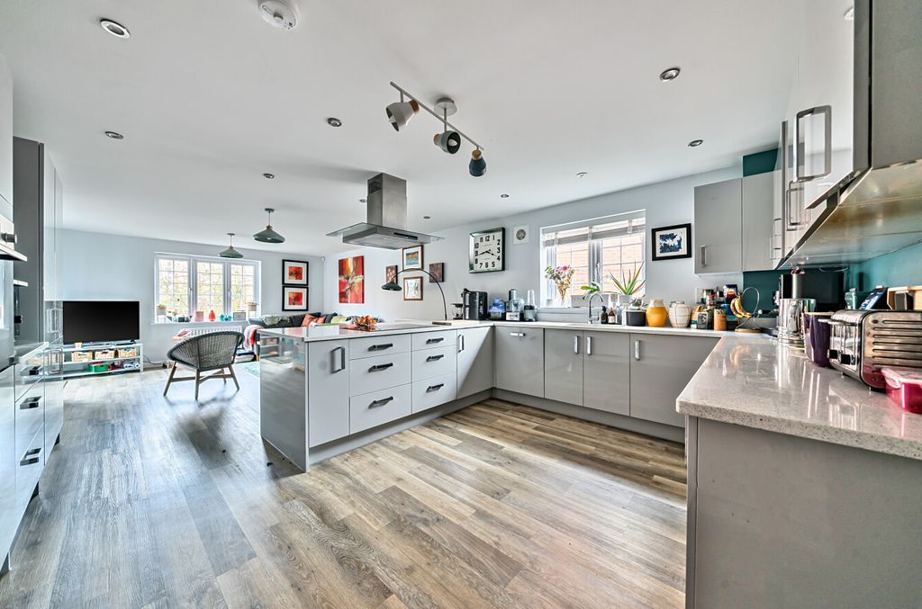 Property photo 3 of 26 1433181-4-69c1730...