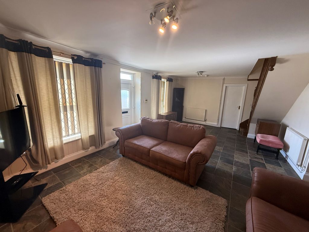 Property photo 3 of 11 Lounge2