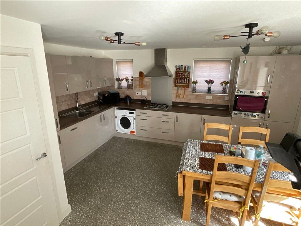 Property photo 3 of 8 Kitchen