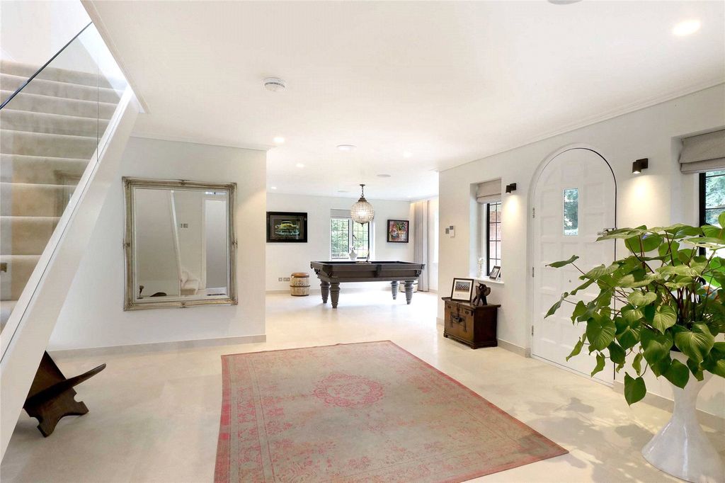 Property photo 3 of 27 Entrance Hall