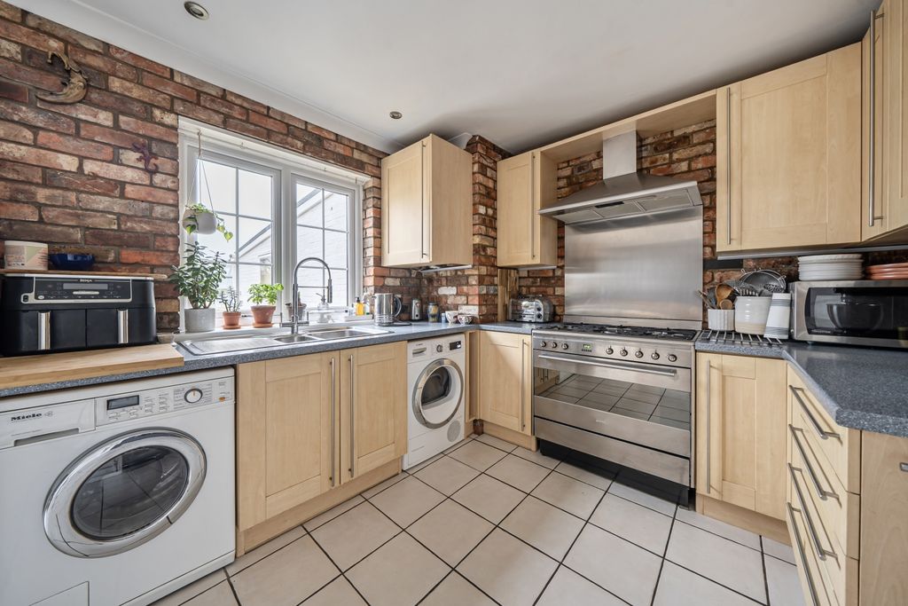 Property photo 3 of 14 Mayors Walk - Kitchen 1