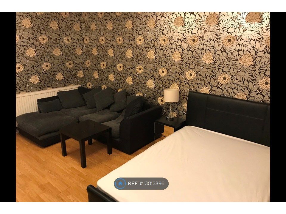 Property photo 3 of 12 Large Bedroom With Sofa Area