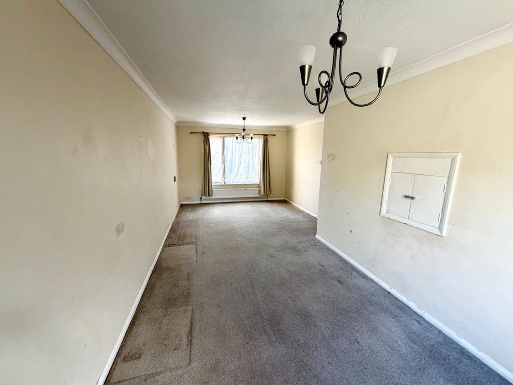 Property photo 3 of 9 Lounge