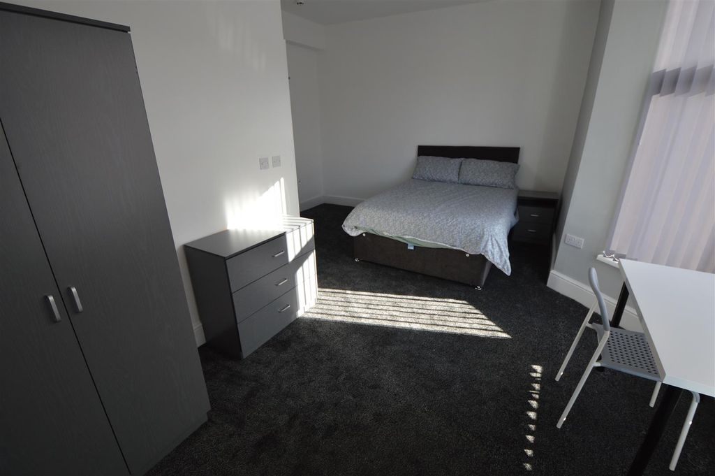 Property photo 3 of 11 Ensuite Bedroom .Jpg
