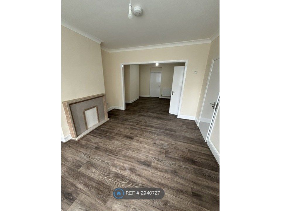 Property photo 1 of 6 Living Room
