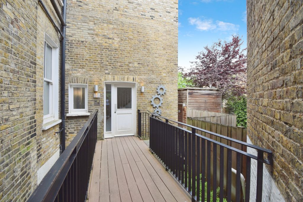 Property photo 3 of 19 Communal Entrance