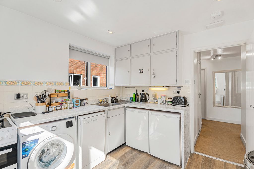 Property photo 3 of 10 Kitchen
