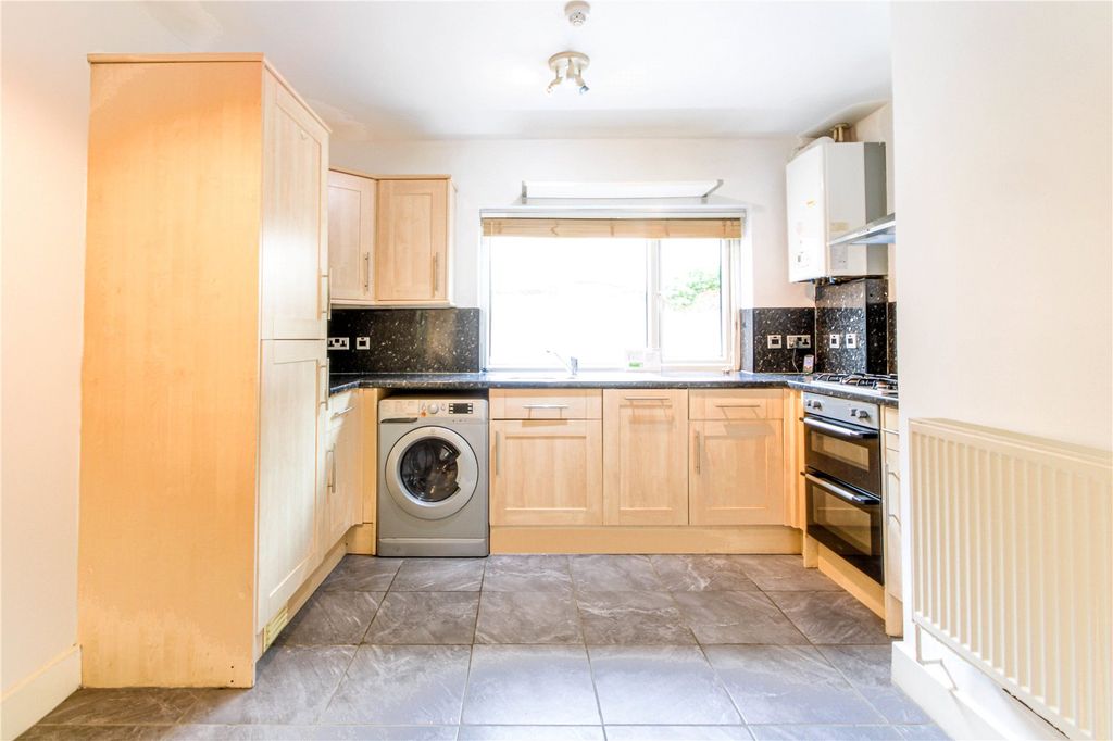 Property photo 3 of 9 Kitchen/Reception